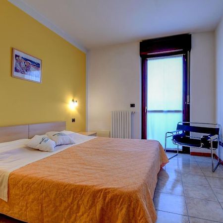 Residence Meridiana Пескиера дел Гарда Екстериор снимка